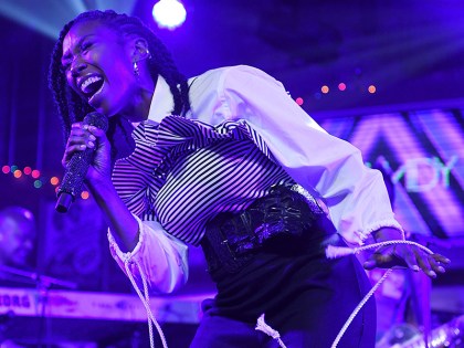 Brandy Hospitalized After Passing Out On Flight