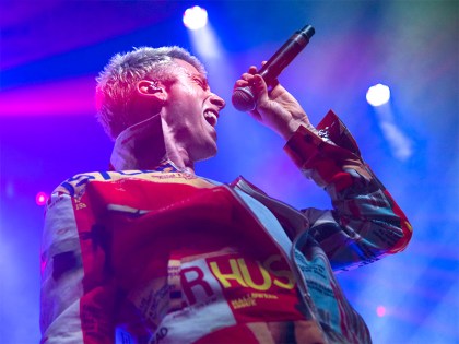 Machine Gun Kelly Cast As Tommy Lee In Mötley Crüe Biopic