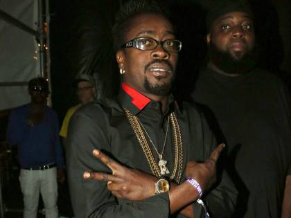 Beenie Man Handles Police Like A ‘G’ When They Interrupt His Bounty Killer Verzuz Battle