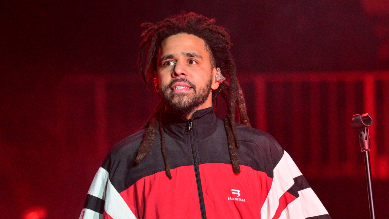 J. Cole Spotted Writing Raps In Public After Being Mobbed By Fans ...