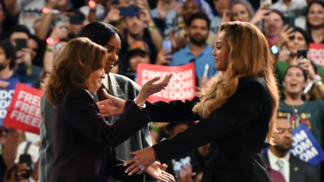 Beyoncé Intros Kamala Harris At Houston Rally: 'It's Time For America ...