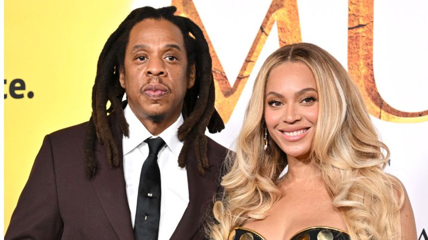 JAY-Z Performs With Beyoncé On Stage In Paris